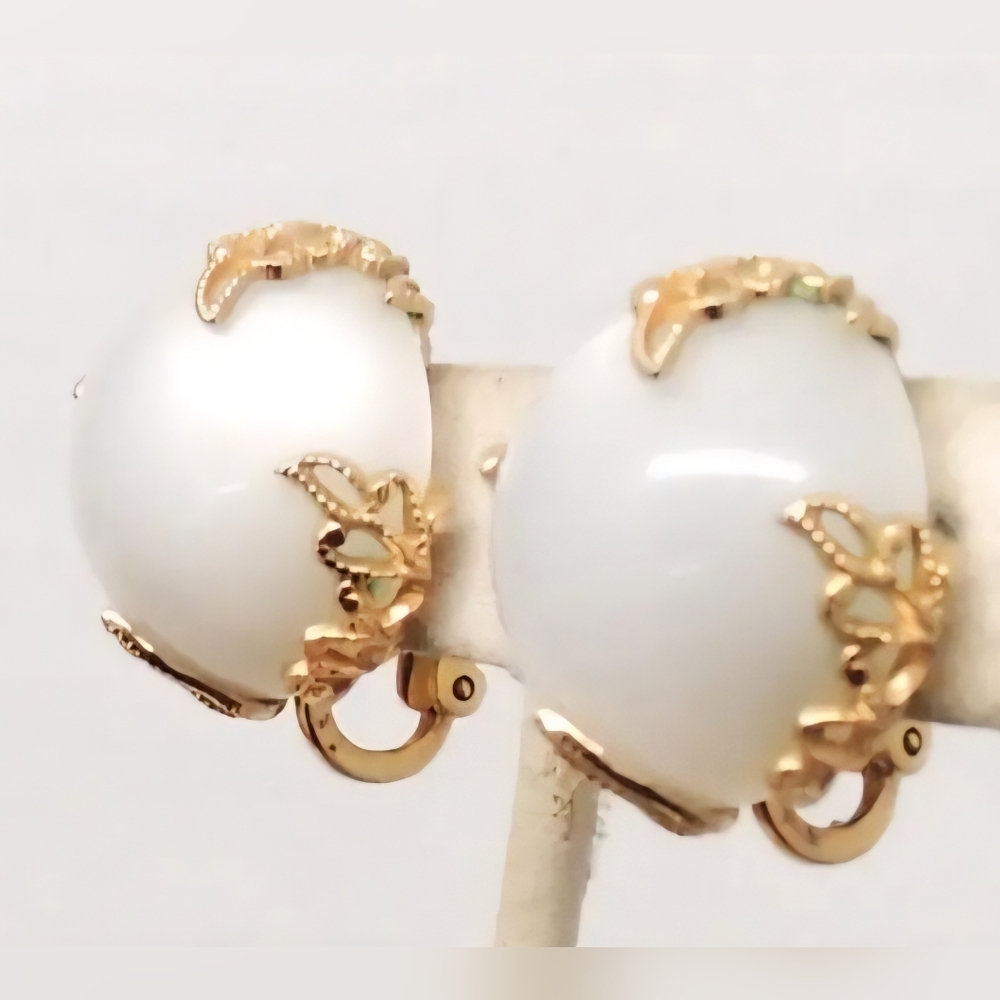 Vintage Napier 1950 Goldtone White Monglow Clip Back Earring - Picture 3 of 5